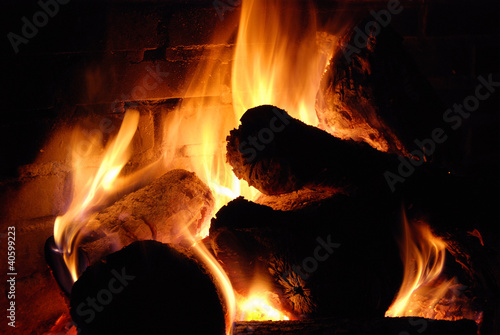 Fuego, candela, chimeneas, brasas" fotos de archivo e imágenes ...