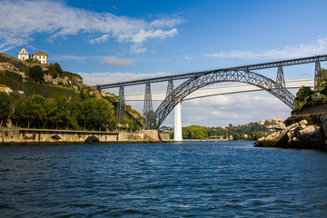 Fototapeta na wymiar Metallic i Beam Mosty, Porto, Rzeka, Portugalia