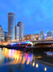 Fototapeta premium Boston Financial District and Seaport Boulevard Bridge