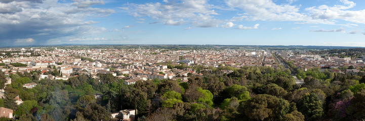 Fototapeta na wymiar Panoramiczny widok na miasto z Nimes we Francji