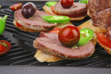 snakes on grill plate : tartlets with sliced meat