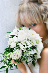 Naklejka premium young beautiful bride with wedding bouquet