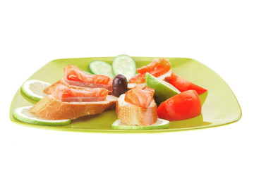 smoked salmon with tomatoes and lemon