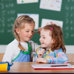 zwei kleine mädchen in der schule