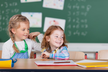 zwei glückliche mädchen in der schule