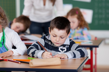 schulkinder malen
