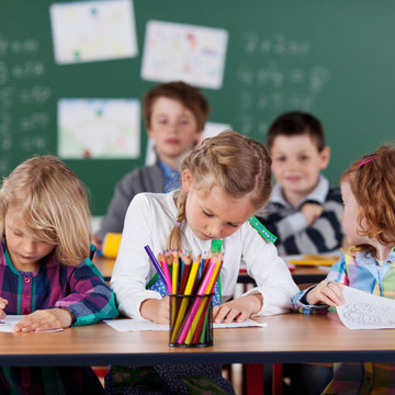 kinder in der grundschule