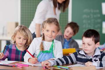 schulkinder malen
