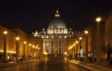 Fototapeta na wymiar Rzym - ul. Piotra i Bazylika w nocy ulica