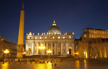 Fototapeta na wymiar Rzym ul. Bazylika Piotra i obelisk w wieczornym