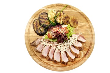 мясо и овощи гриль на тарелке
