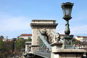 Fototapeta na wymiar Most Łańcuchowy z pociągiem Siklo