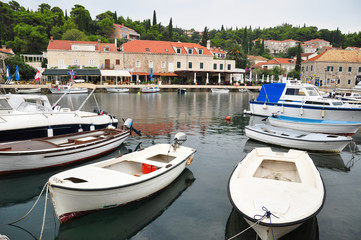 Fototapeta na wymiar boats on sea in front of buildings