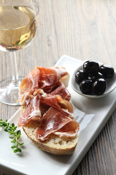 jam&oacute;n ib&eacute;rico curado y aceitunas tapas
