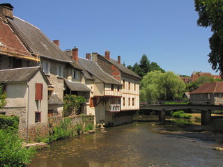 Fototapeta na wymiar L’Auvézère à Ségur-le-Château ; Corrèze ; Limousin ; Périgord