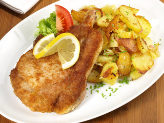 Schweinekotelett paniert mit Bratkartoffeln