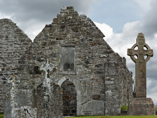 Clonmacnoise, Klosterruine, keltisches Kreuz