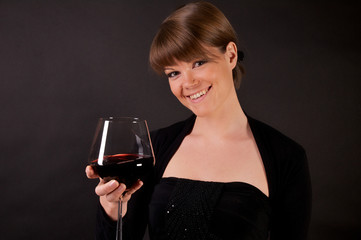 junge Frau mit Rotweinglas