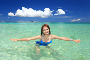 サンゴの海で海水浴を楽しむ女性
