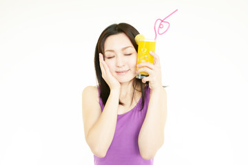 オレンジジュースを持ち寛ぐ女性