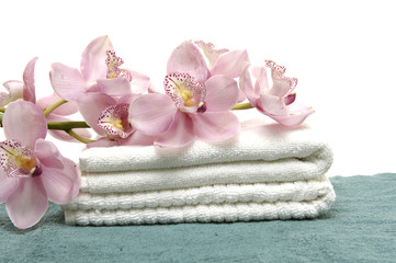Obraz na płótnie Canvas piękna różowa orchidea na ręcznik spa