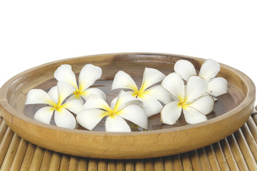 Fototapeta na wymiar frangipani in wooden bowl on mat