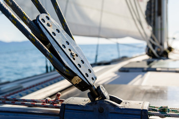 Sailing yacht rigging equipment: main sheet traveller
