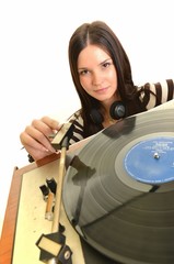 jolie fille écouter de la musique sur vieux gramophone