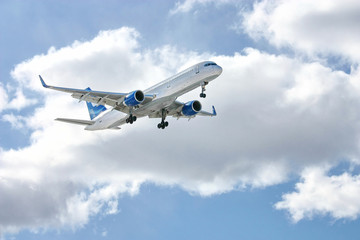 Fototapeta na wymiar Nowoczesny samolot na niebie