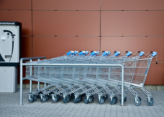 Einkaufswagen stehen Schlange