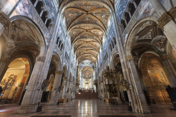 Fototapeta na wymiar Duomo Parma, wnętrze