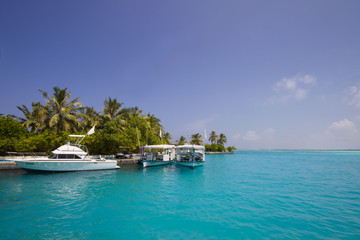 Fototapeta na wymiar yacht in front of an island
