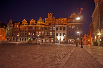 Fototapeta na wymiar Kamienice na Starym Rynku nocą w Poznaniu
