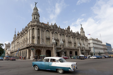 Fototapeta na wymiar The Great Theatre of Havana with old car