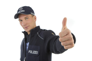 Polizei in Uniform hält daumen hoch