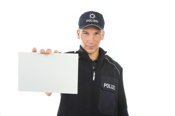 Polizei in Uniform zeigt Hinweiskarte