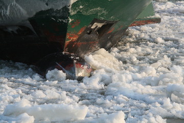 Eisbrecher an Personenfähre
