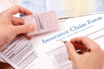 Obraz premium hand filling in insurance claim form