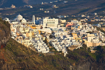 Fototapeta na wymiar Miasto Fira na wyspie Santorini w Grecji