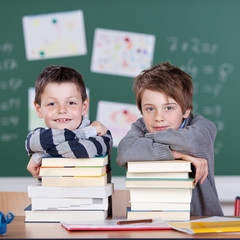 zwei freunde in der schule mit büchern