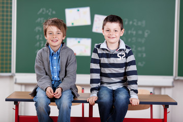 zwei schuljungen in der grundschule