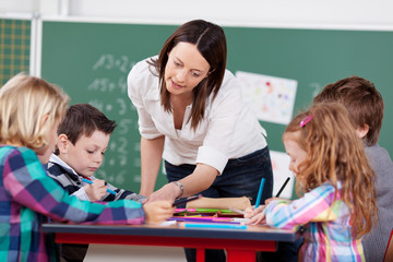 lehrerin erklärt schülern etwas