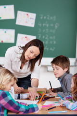 lehrerin und schüler in der grundschule