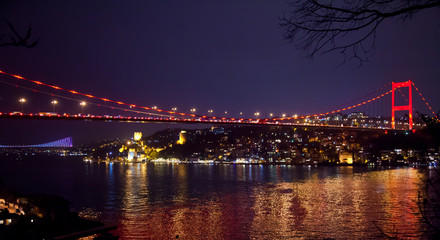 Fototapeta na wymiar Fatih Sultan Mehmet Bridge w nocy