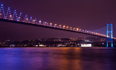 Fototapeta na wymiar Bosphorus Bridge w nocy 6