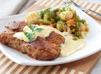 Рыба в сухарях с овощами.