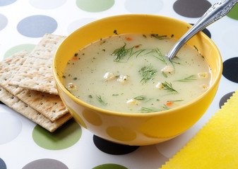 Крем-суп с крекерами.