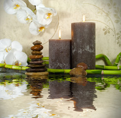 Orchidee mit Bambus, Kerzen und Steinen