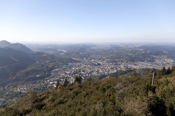 Fototapeta na wymiar Lourdes widziane z góry Pic du Jer, Pireneje