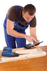 Handwerker mit Tablet PC